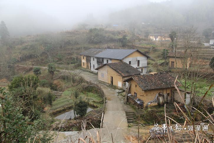 在“八角樓燈光”的照耀下，神山村實(shí)現(xiàn)了由山區(qū)到景區(qū)的歷史性跨越，交出了一份脫貧攻堅(jiān)的“漂亮”答卷。如今的神山村，正在鄉(xiāng)村振興的大道上闊步前行。圖1為神山村農(nóng)村住房舊貌（圖片由茅坪鎮(zhèn)提供）.jpg